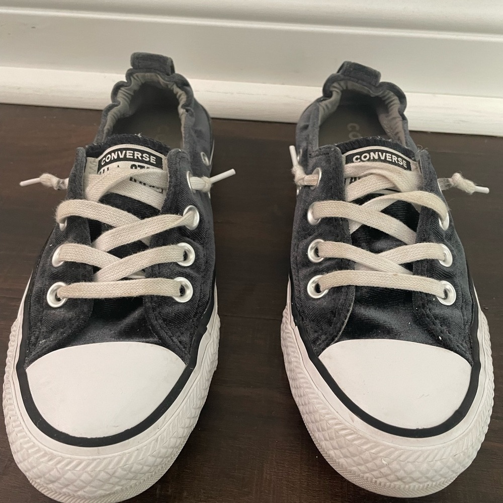 Women’s Converse low-top blue crushed velvet sneakers. Size 5.5